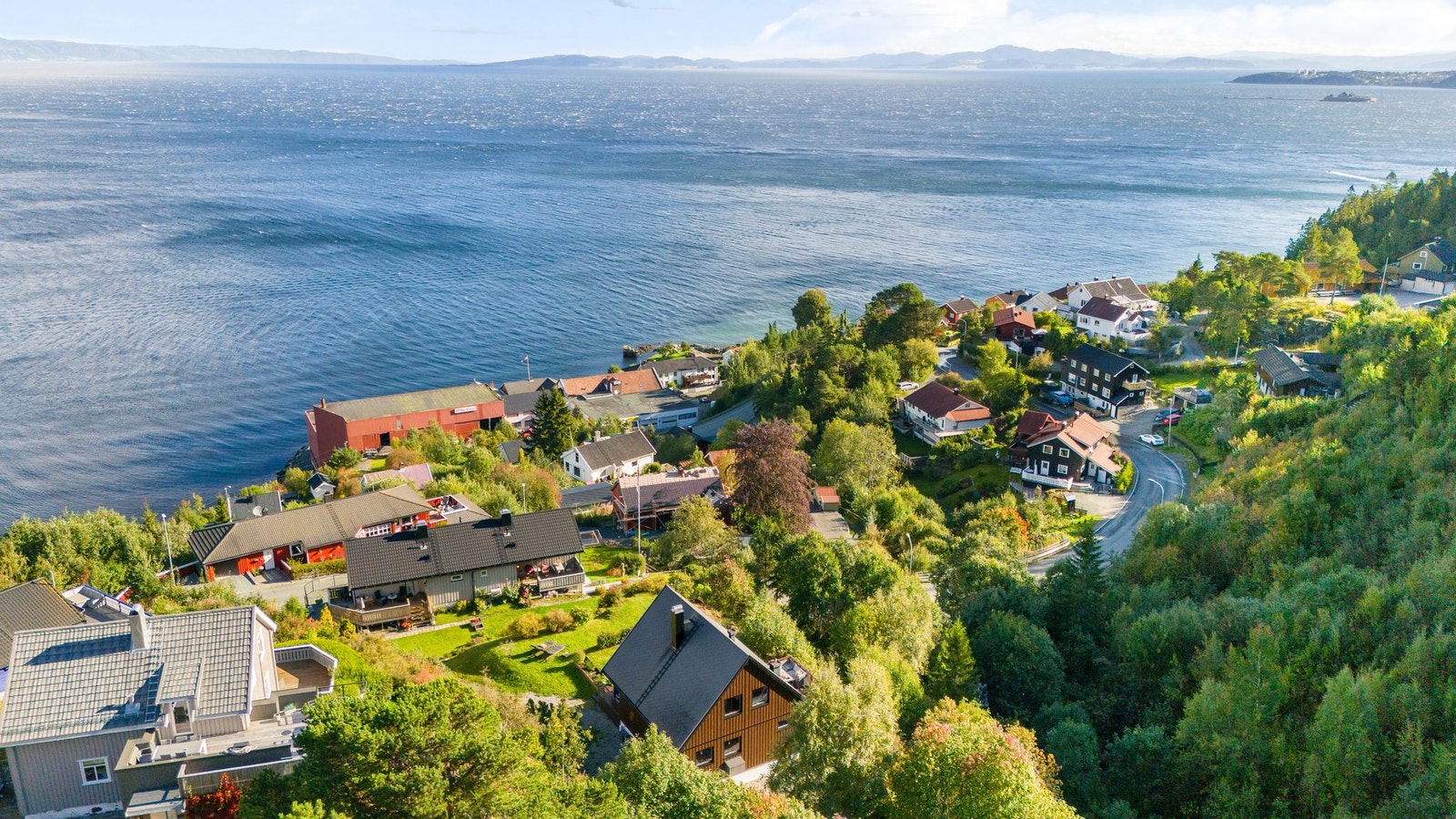 I Trolla har man et rikt aktivitetstilbud både på sommer- og vinterstid. Det er ca. 100 meter til lysløype og ca. 500 meter til fotballbane. Galleribilde