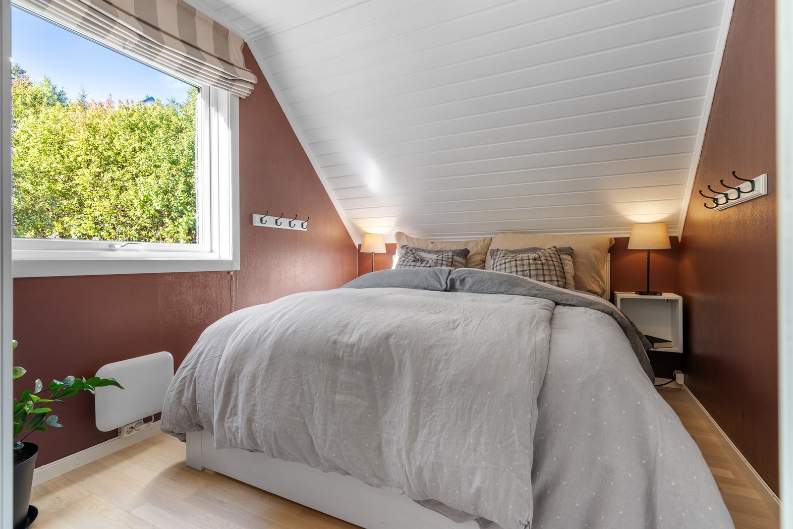 Boligen har 4. soverom i 2. etasje, dette med skyvedør inn til naborommet. Galleribilde