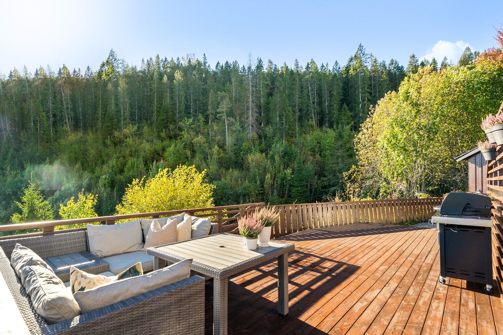 Gode bussforbindelser ca. 100 meter fra boligen, med rute til sentrum. Galleribilde