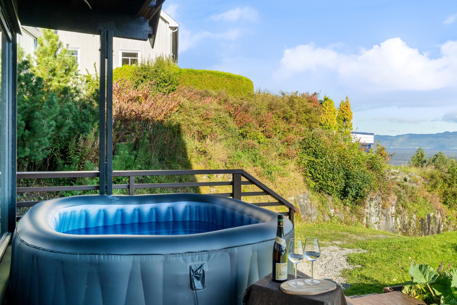 Meget god beliggenhet i feltet med en flott hage og stor terrasse. Galleribilde