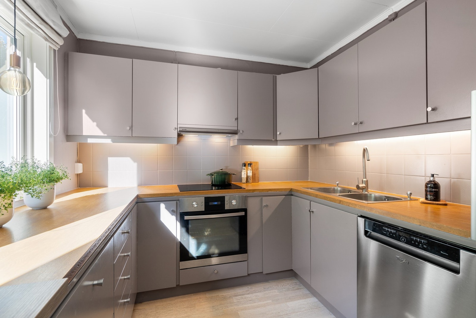 Kjøkkenet har fått tilstandsgrad 1 (TG1) fra takstmann i tilstandsrapporten. Stekovn fra Samsung, oppvaskmaskin fra Whirpool. Galleribilde