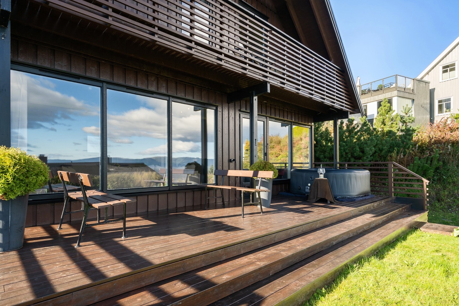 Direkte utgang til en romslig terrasse på 27 kvadratmeter med formiddagssol. Galleribilde