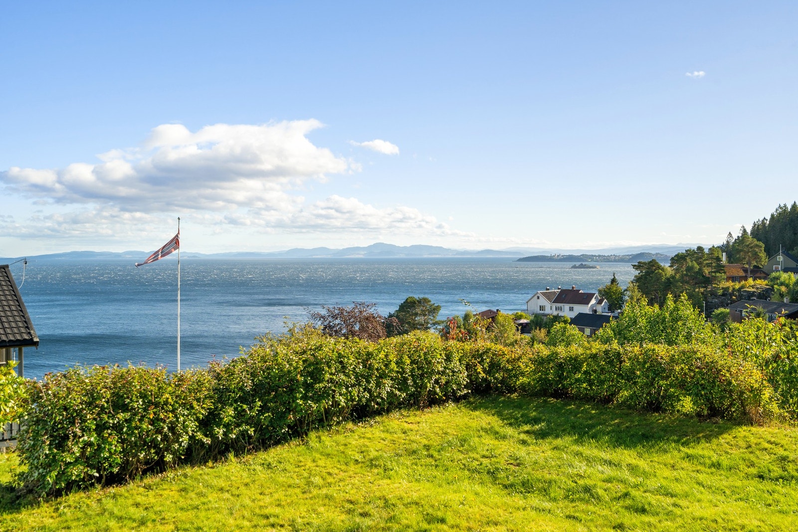 Fantastisk utsikt over Trondheimsfjorden og mot Fosenalpene. Galleribilde