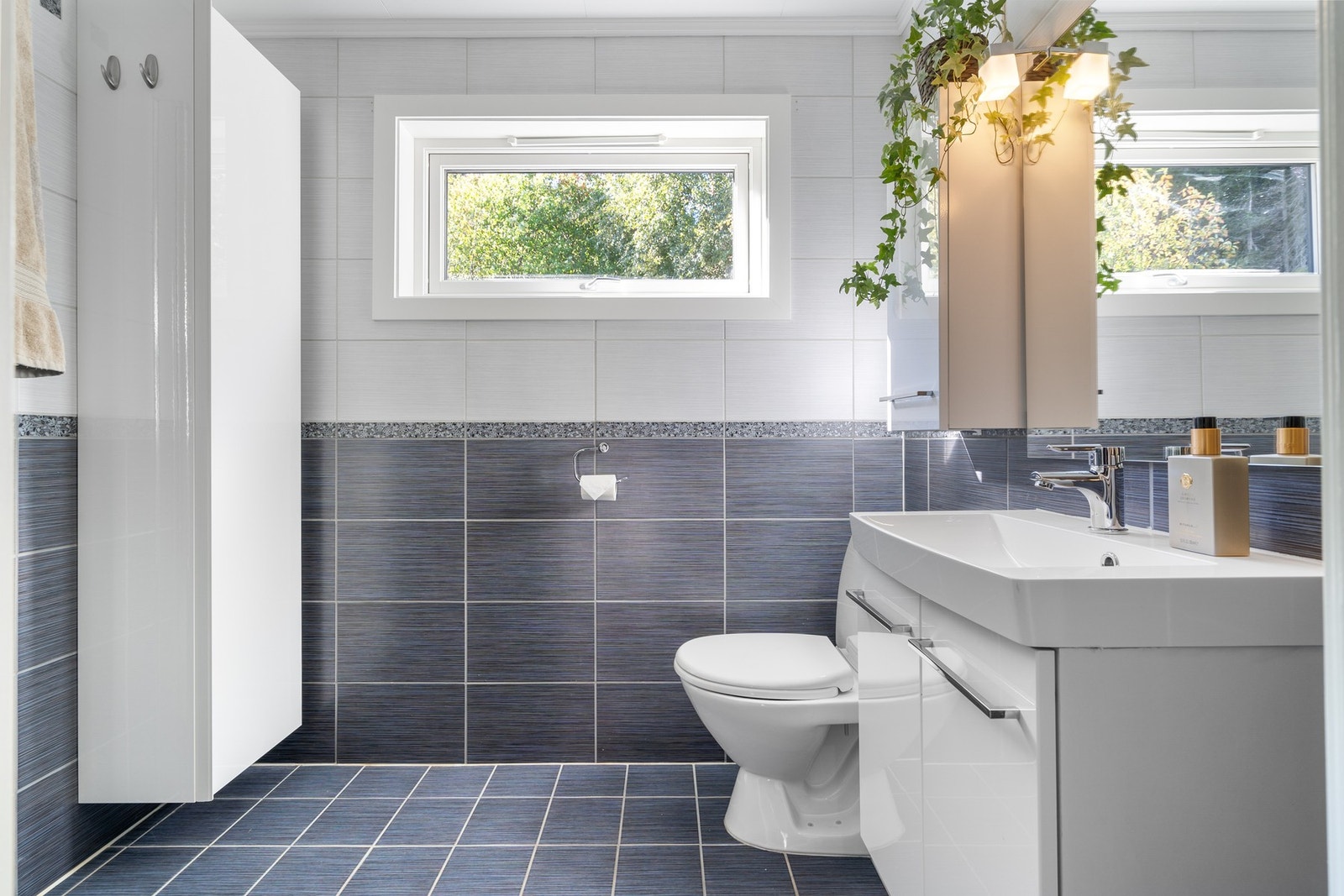 Badet er flislagt med gulvvarme fra 2012. Galleribilde