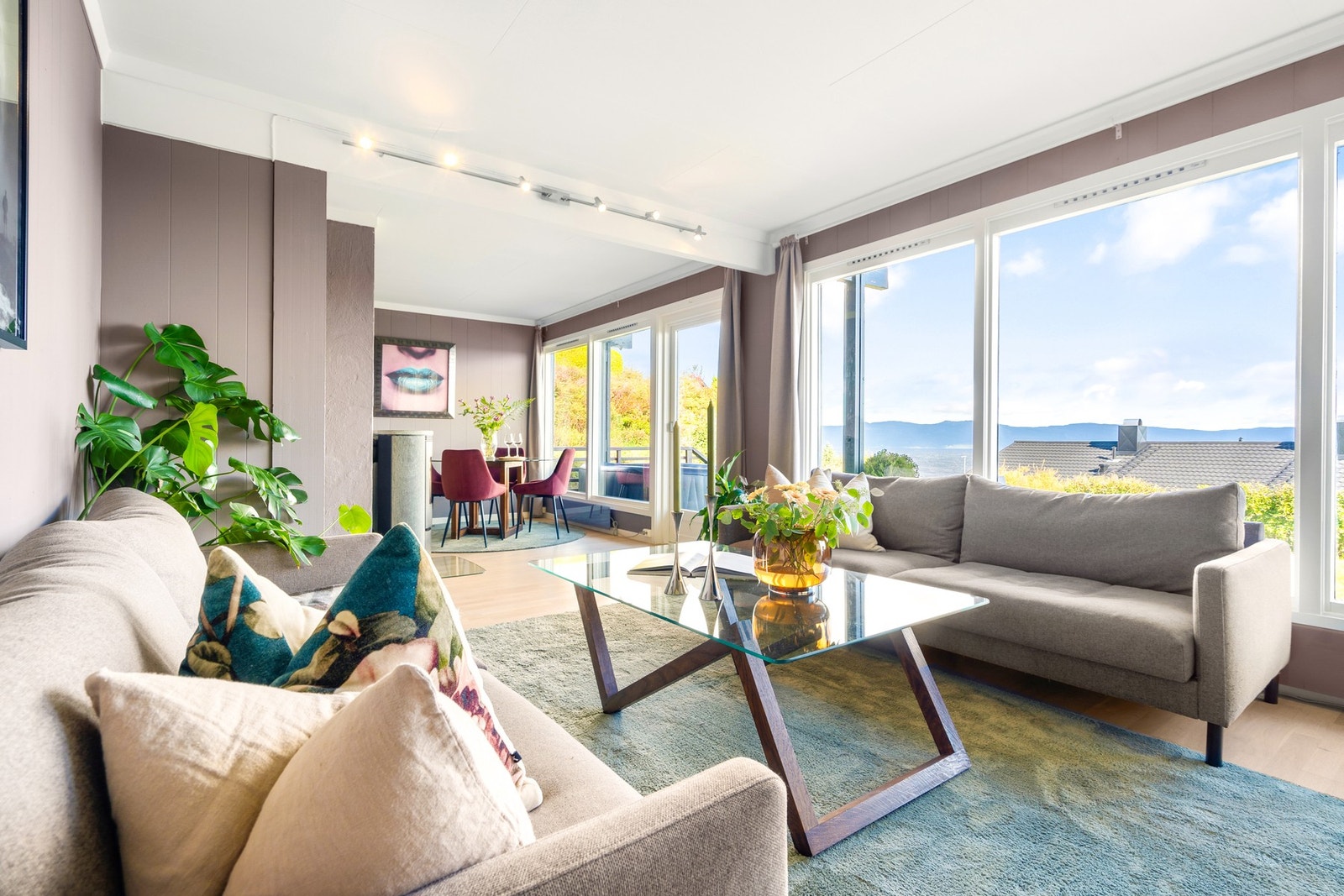 Praktisk planløsning med romslige oppholdsrom og 4 stk. soverom. Galleribilde