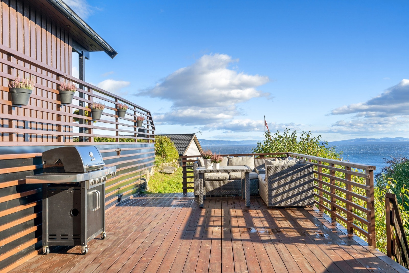 Terrasse ved inngangsparti er på 33 kvadratmeter, sol til cirka kl. 17:00. Galleribilde