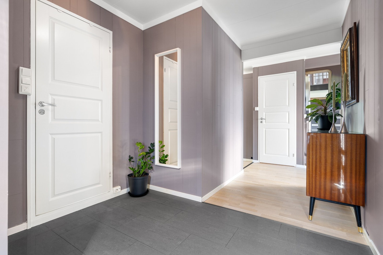 Praktisk entré med påstøpt varmekabler og flis. Galleribilde