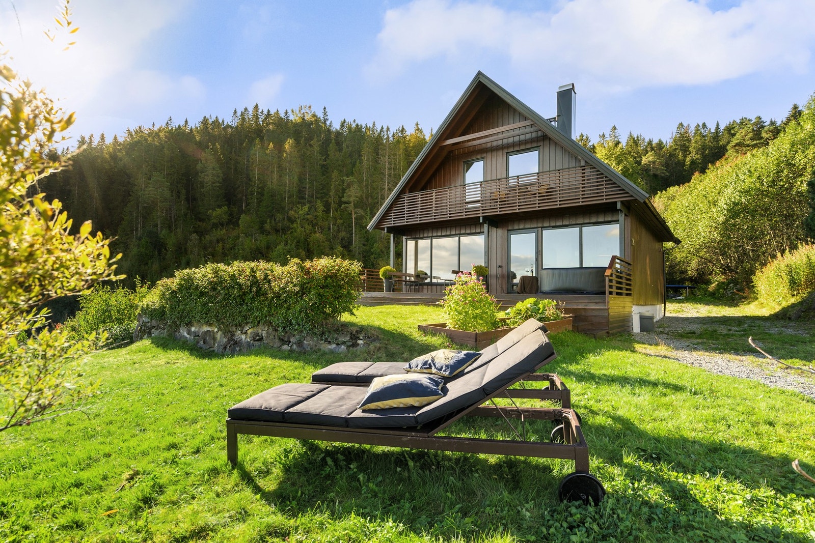 Boligen har en attraktiv og skjermet beliggenhet i Trolla med kort vei til mange fasiliteter. Galleribilde