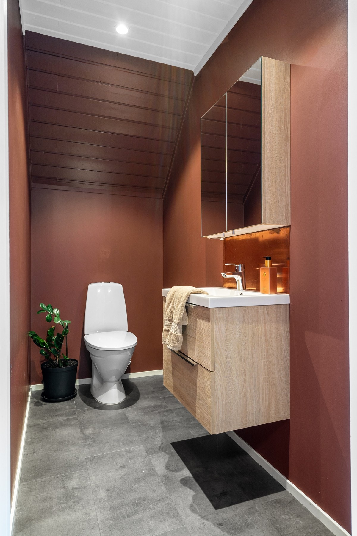 Toalettrom i 2. etasje med gulvvarme. Galleribilde