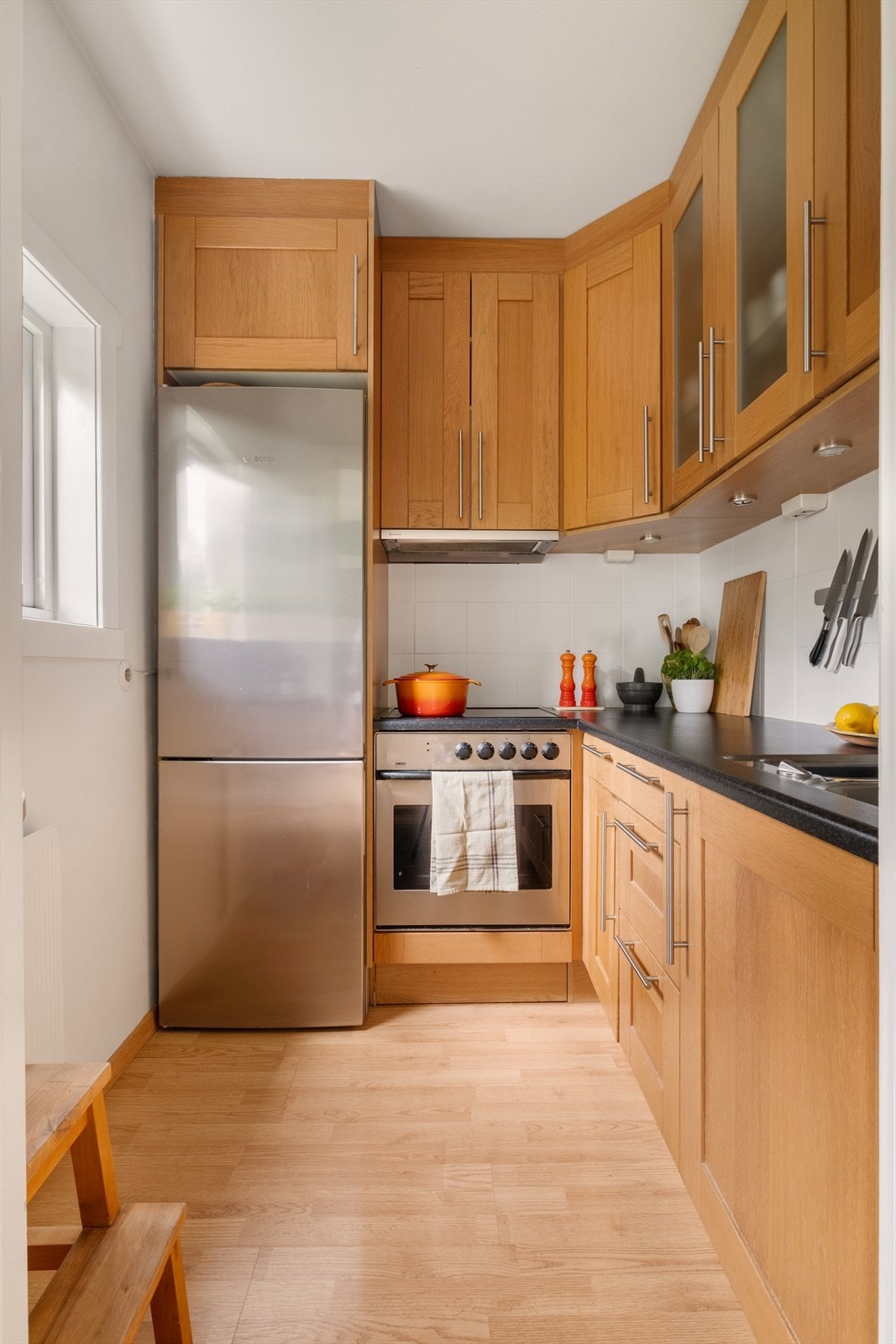 Kjøkken med delvis åpen løsning mot stuen. Galleribilde