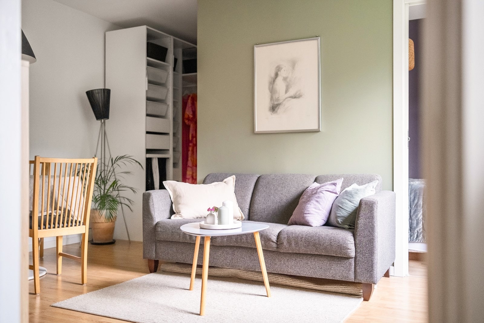 God plass til sofaseksjon med tilhørende møblement og TV-benk. Galleribilde