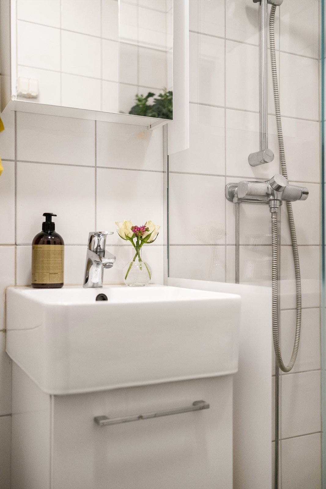 Innredet med klosett, servant på innredning, speilskap m/lys og dusjhjørne med glassfelt. Naturlig ventilasjon via lufteventil i vegg. Galleribilde