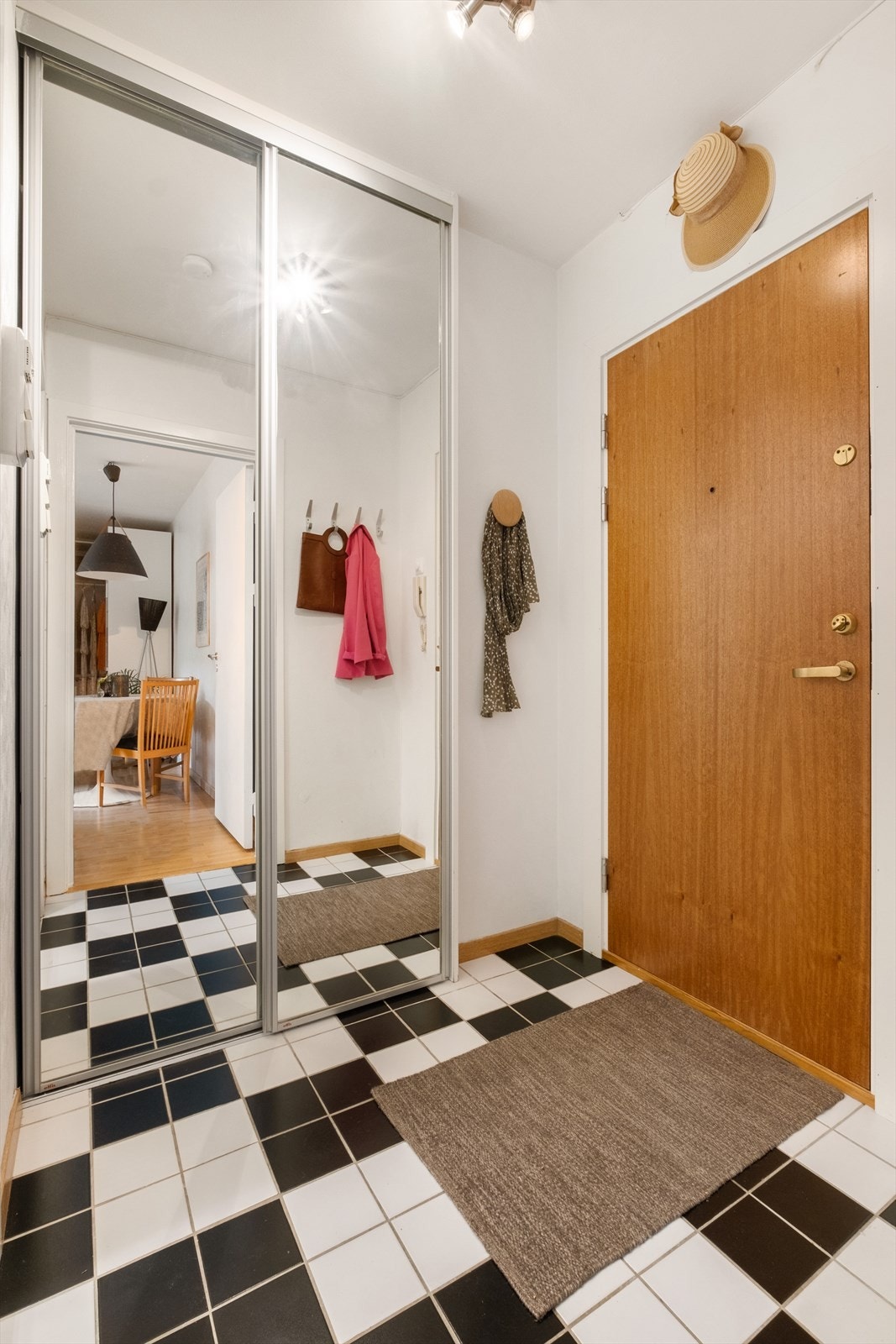 Lys og innbydende entré med god plass til sko og yttertøy i skyvedørsgarderobe med speildører. Galleribilde