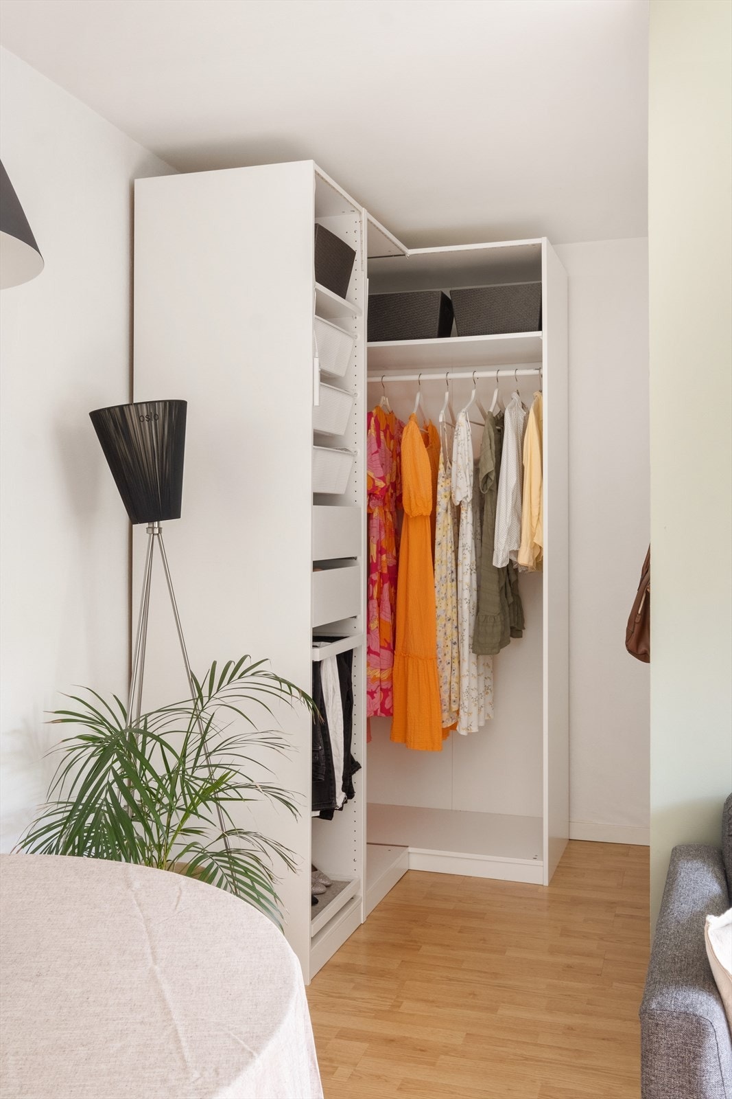 Godt med oppbevaringsplass i garderobeløsning i hjørnet i stuen. Galleribilde