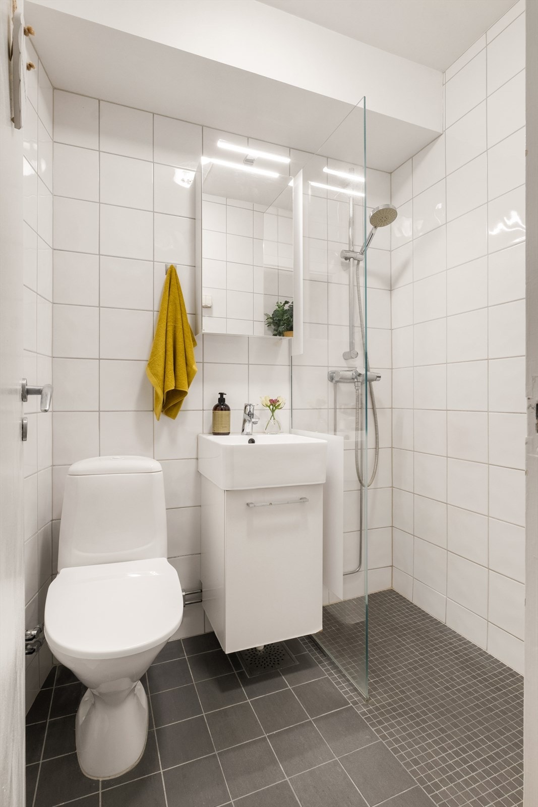 Flislagt baderom fra 2012 med varme i gulvet. Galleribilde