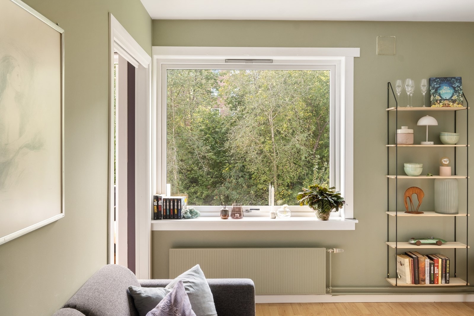 Store vindusflater som gir rikelig med luft og lys. Galleribilde