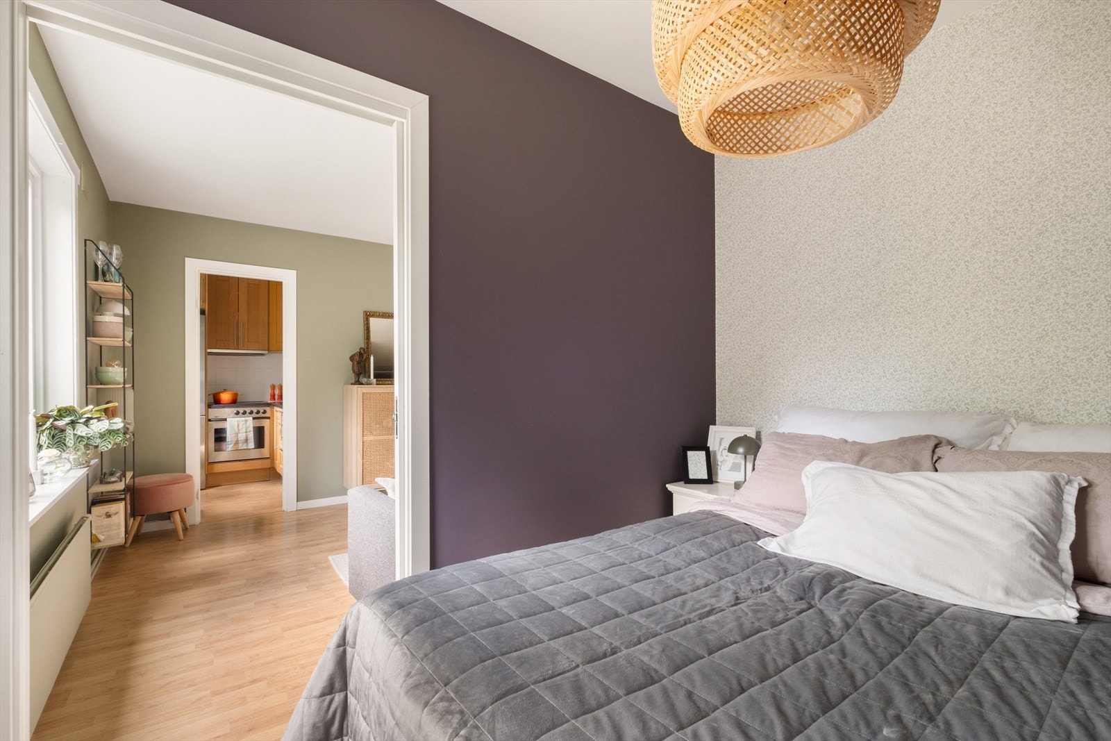 Plass til dobbeltseng med tilhørende nattbord. Galleribilde