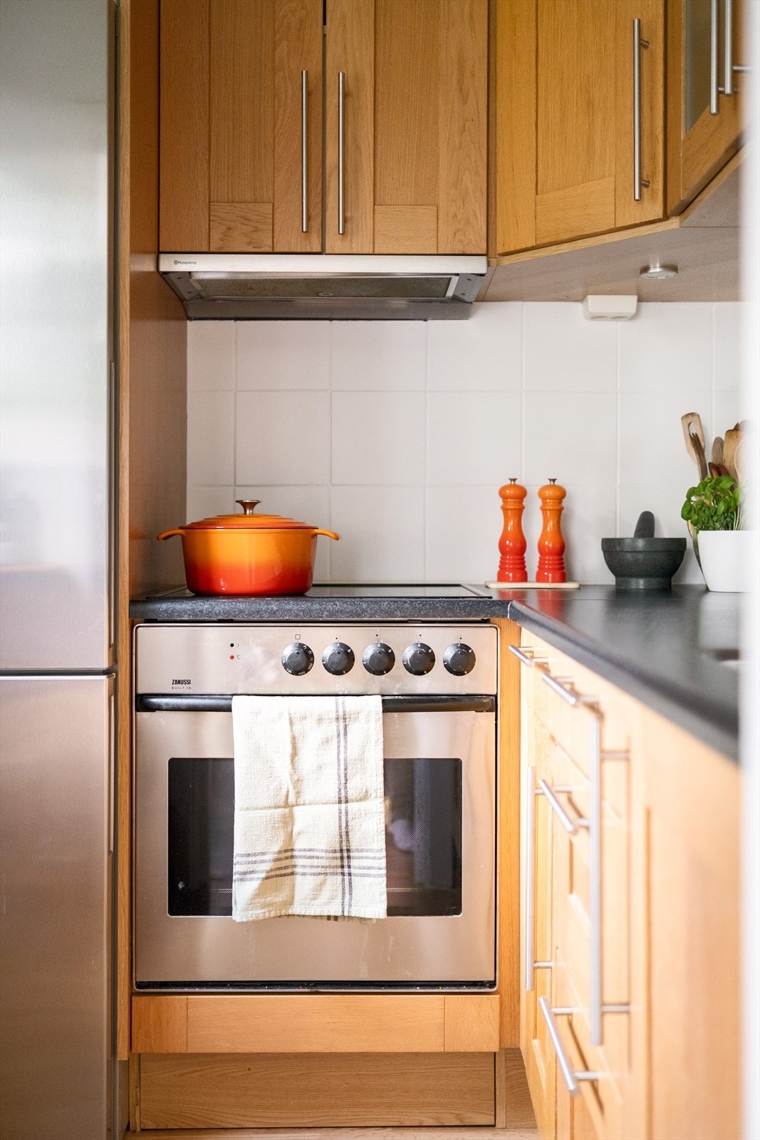 Integrert platetopp og stekeovn. Avtrekk over kokeplass. Galleribilde