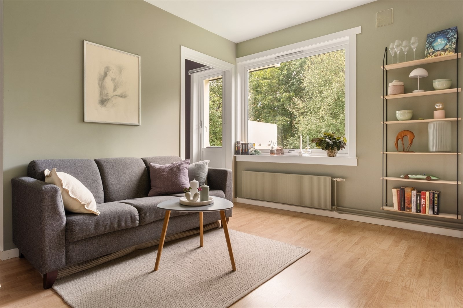 Takhøyden i stuen er målt til ca. 2,5 meter. Galleribilde