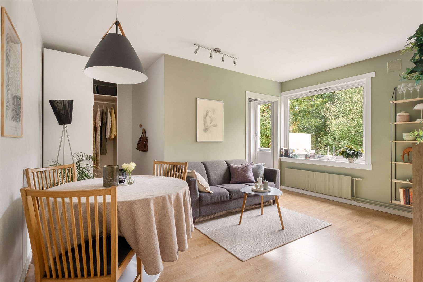 Nordvik v/Moestue har gleden av å presentere en lys, innbydende og arealeffektiv 2-roms andelsleilighet med en sentral og attraktiv beliggenhet på Kringsjå! Husk visningspåmelding! Galleribilde