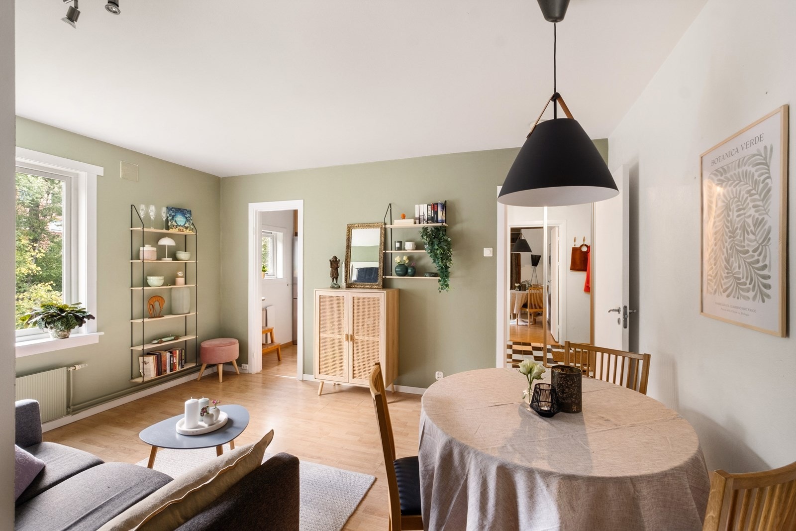 Leiligheten er malt i delikate og tidsriktige farger. Galleribilde