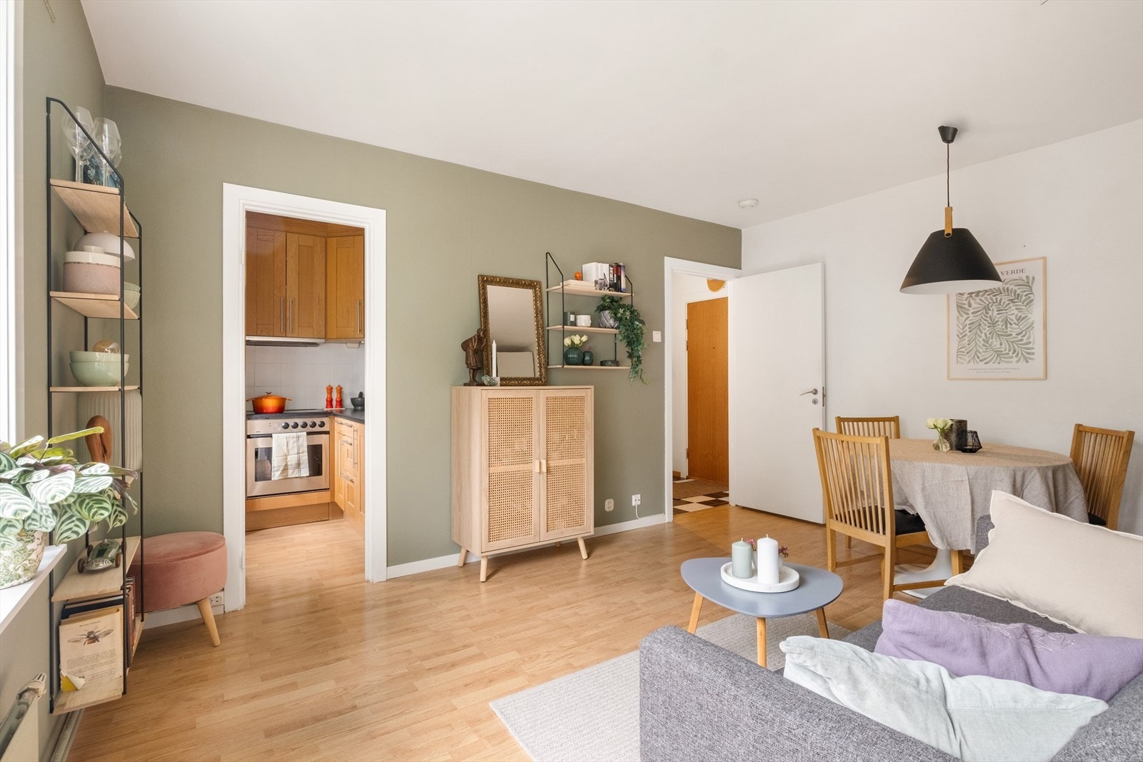 A-konto varmtvann og fyring, samt TV/internett er inkludert i felleskostnadene. Galleribilde