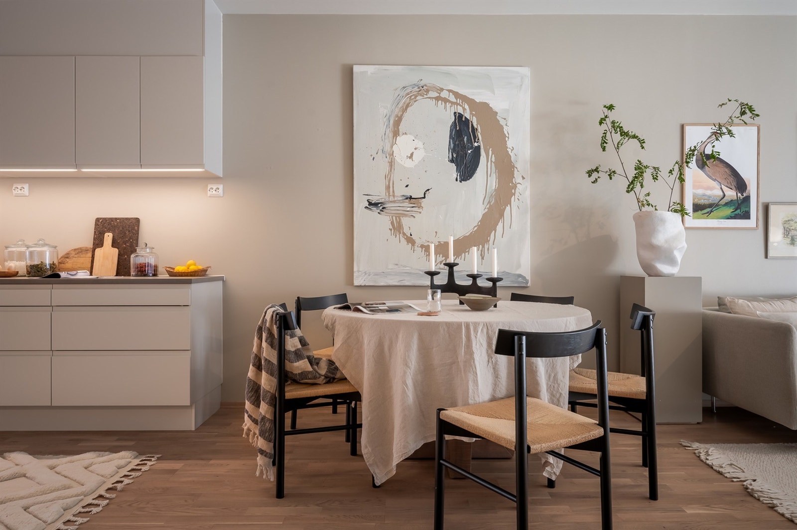 Leiligheten har en god planløsning med åpen stue/kjøkkenløsning, 2 soverom, bad, entré, gang og bod. Galleribilde
