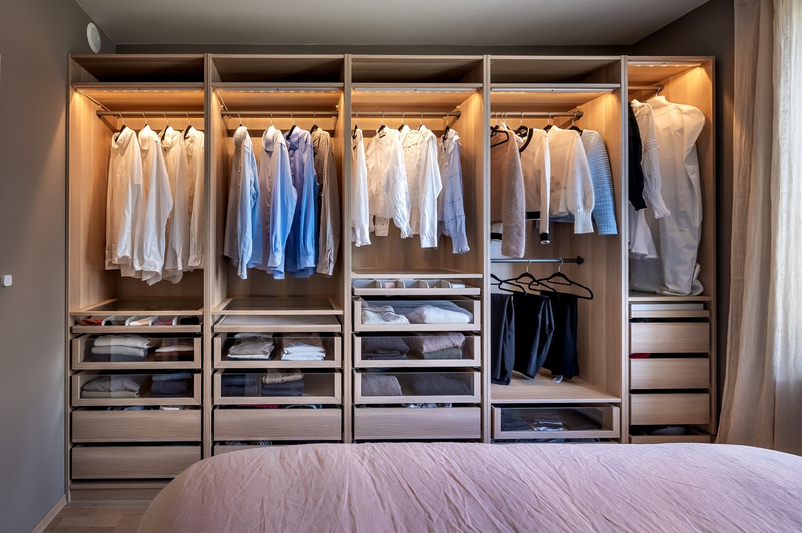 Påkostet garderobe med integrert belysning, skuffer og oppheng. Galleribilde