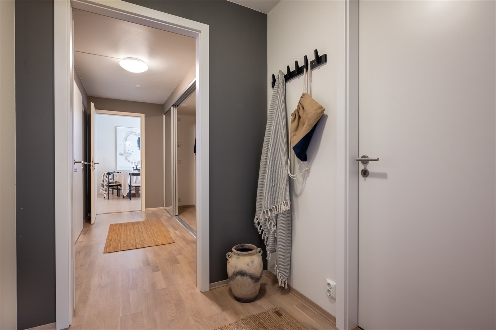 Lys entré med adkomst til hybeldel og hoveddel. Galleribilde