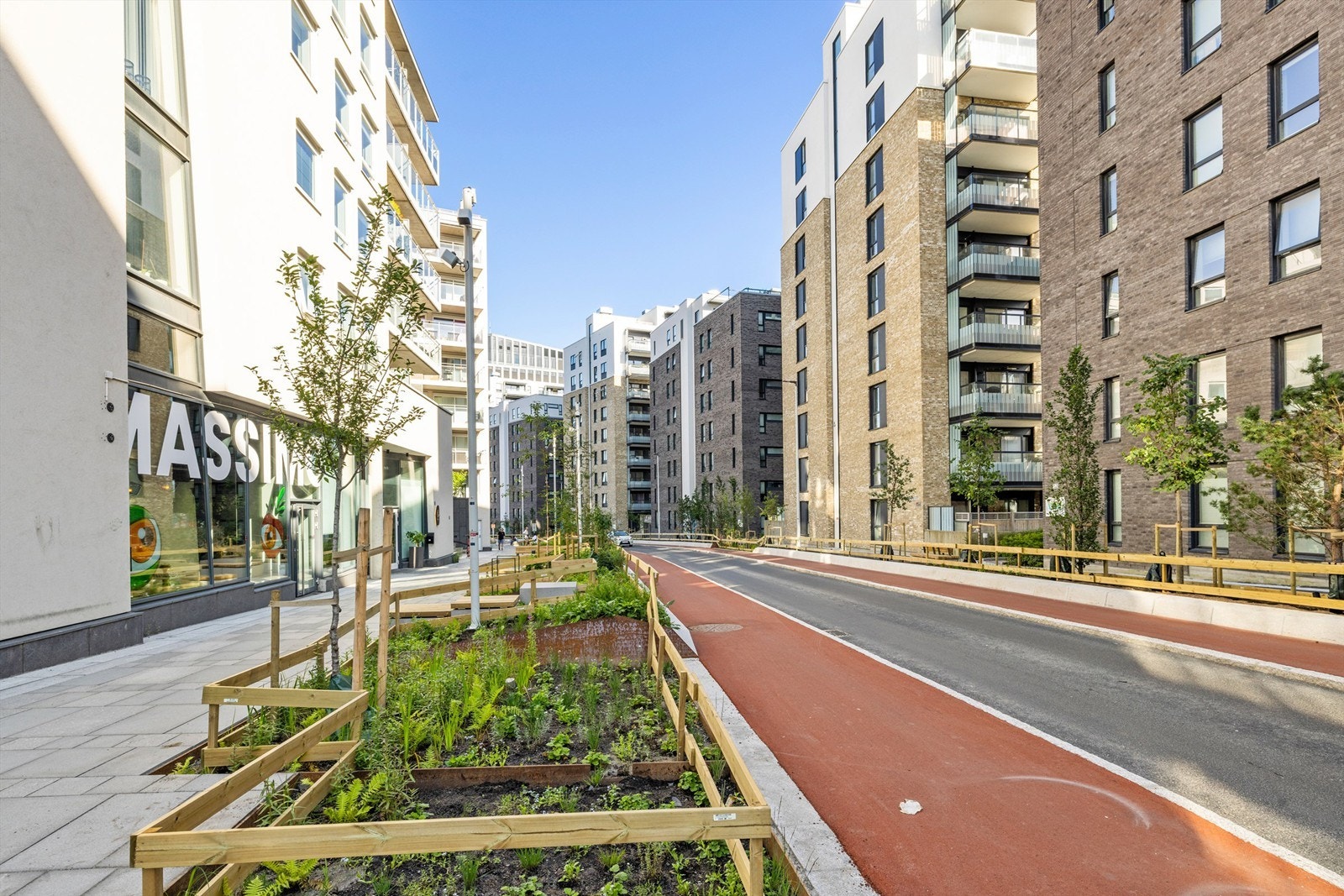 Lørenveien er nylig oppgradert med sykkelfelt, beplantning, belysning og møblement. Galleribilde