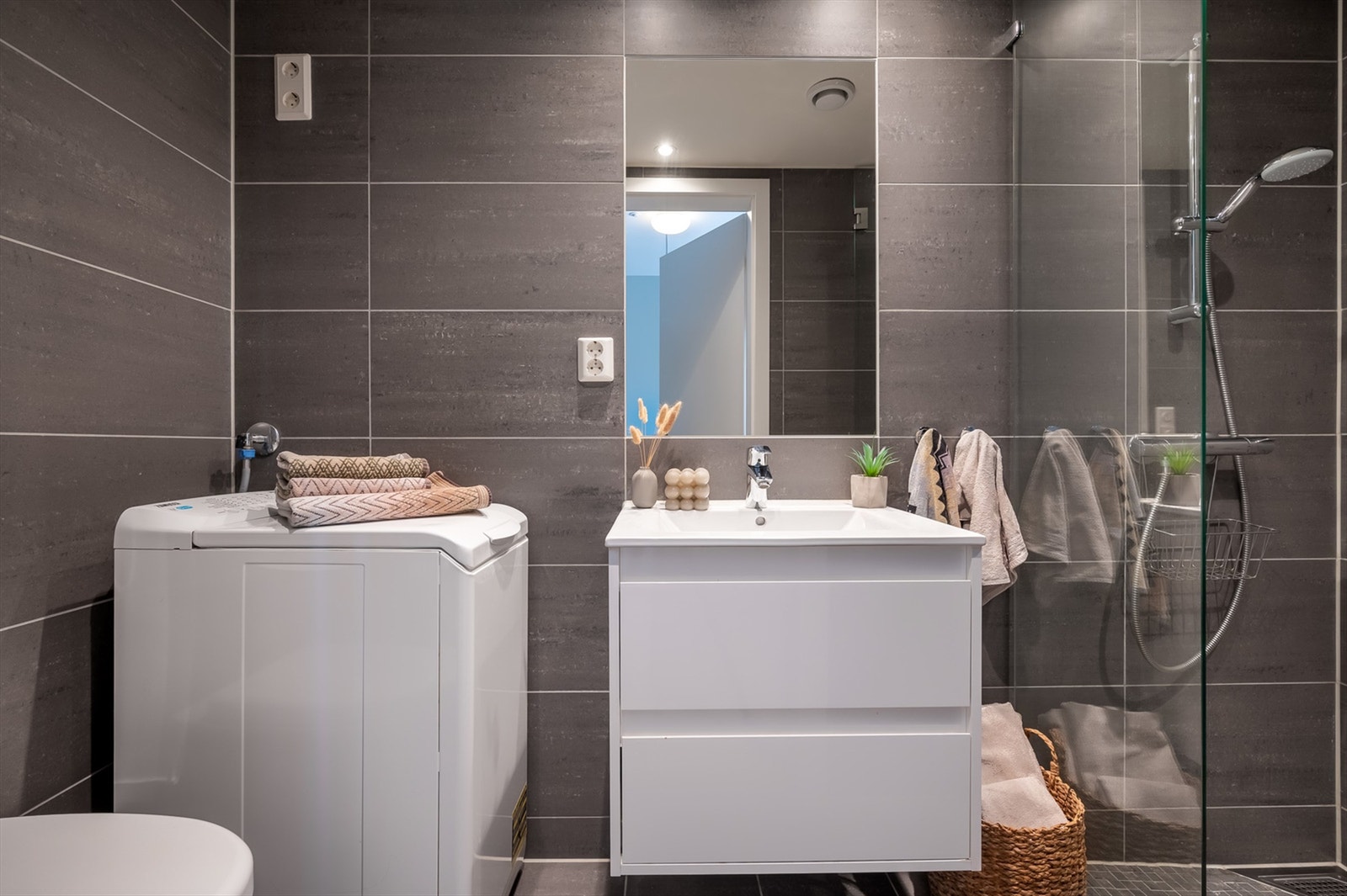 Hybel - Pent og flislagt bad med gulvvarme. Plass og opplegg til vaskemaskin. Galleribilde