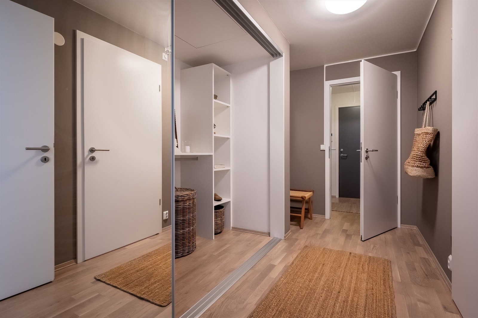 Gang som fører til leilighetens hoveddel. Stor bod med skyvedør med god plass til oppheng av tøy og oppbevaring av sko, samt lagringsplass til diverse. Galleribilde