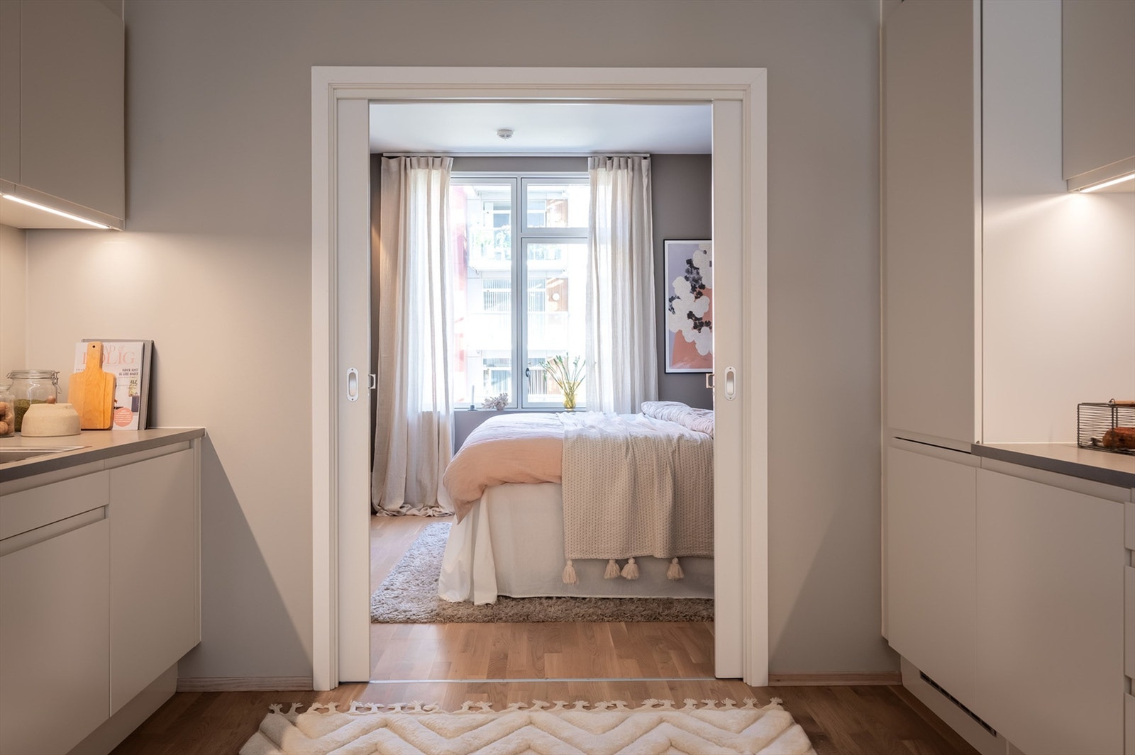 Nåværende hovedsoverom med inngang via skyvedører. Galleribilde