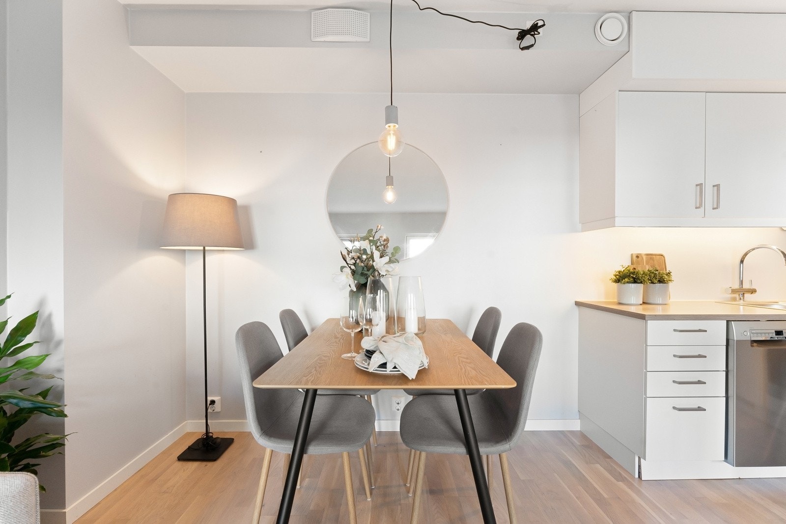 Det er god plass til sittegruppe i stuen Galleribilde