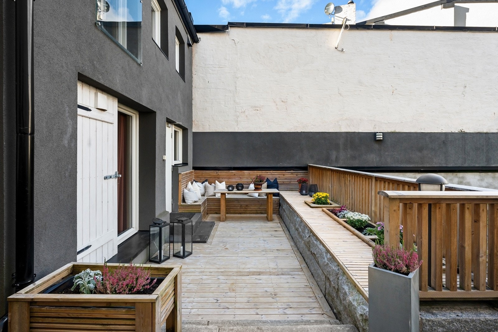 Den store terrassen har optimale innredningsmuligheter. Med god plass til sittegruppe og grillsone Galleribilde