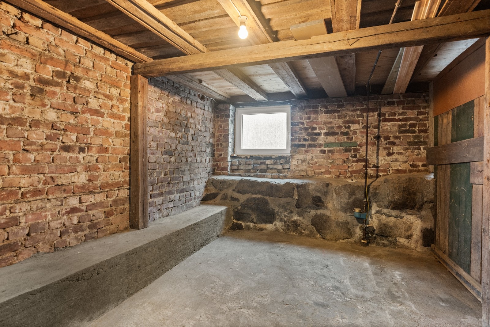 Adkomst til kjeller via bakgård. Galleribilde