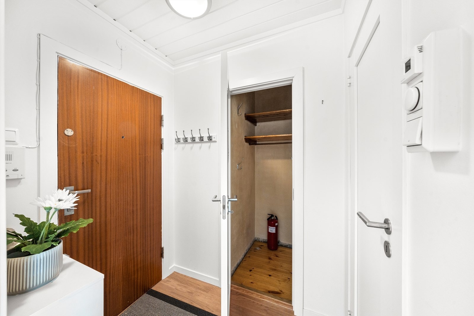 Entrè med praktisk bod til oppbevaring av yttertøy og sko Galleribilde