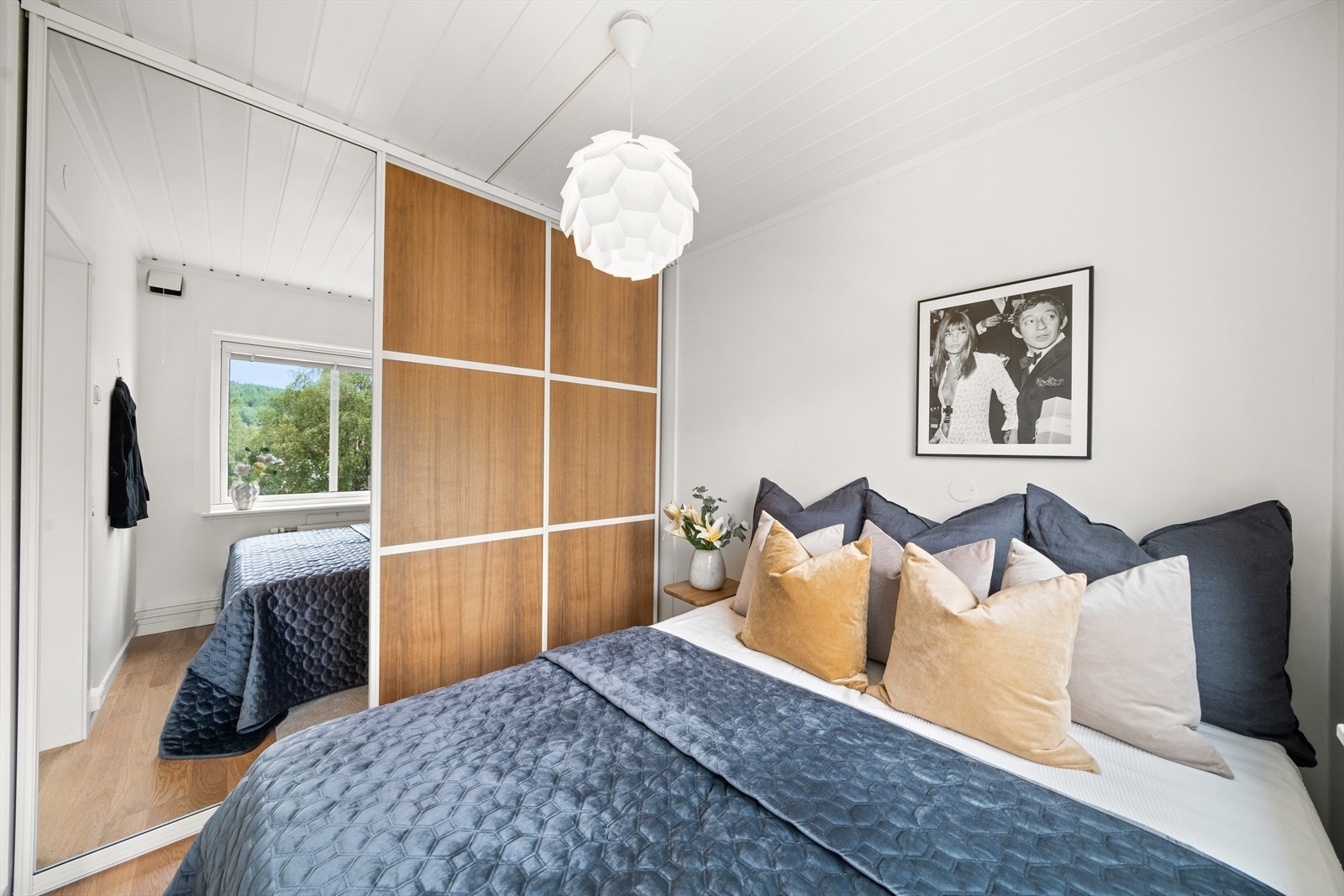 Stor skyvedørsgarderobe med praktisk innredning Galleribilde