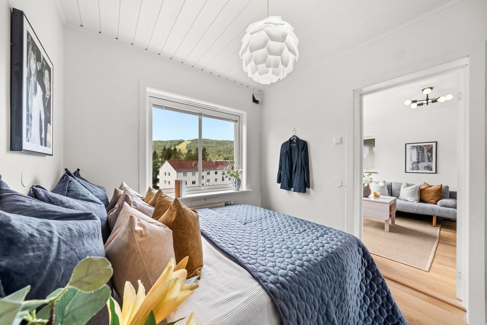 Soverommet har hyggelig utsikt over fellesarealer Galleribilde