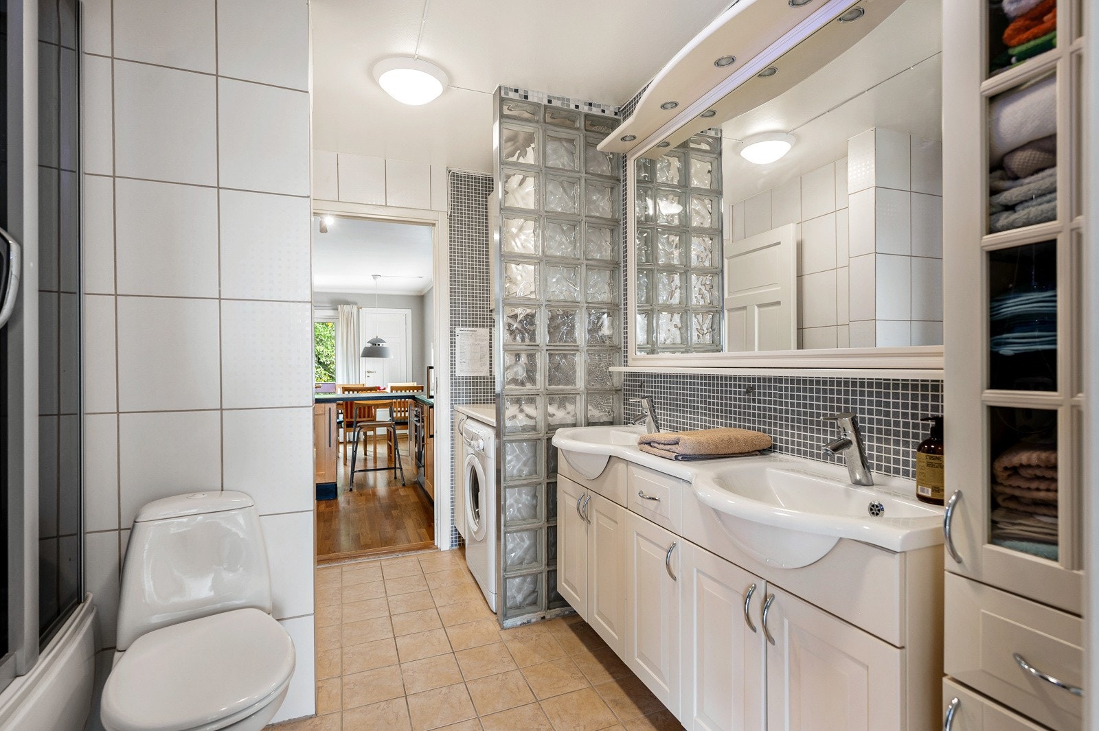 Hovedbad med adkomst fra kjøkken og et av leilighetens totalt 3 soverom. Det er opplegg for vaskemaskin på badet. Galleribilde