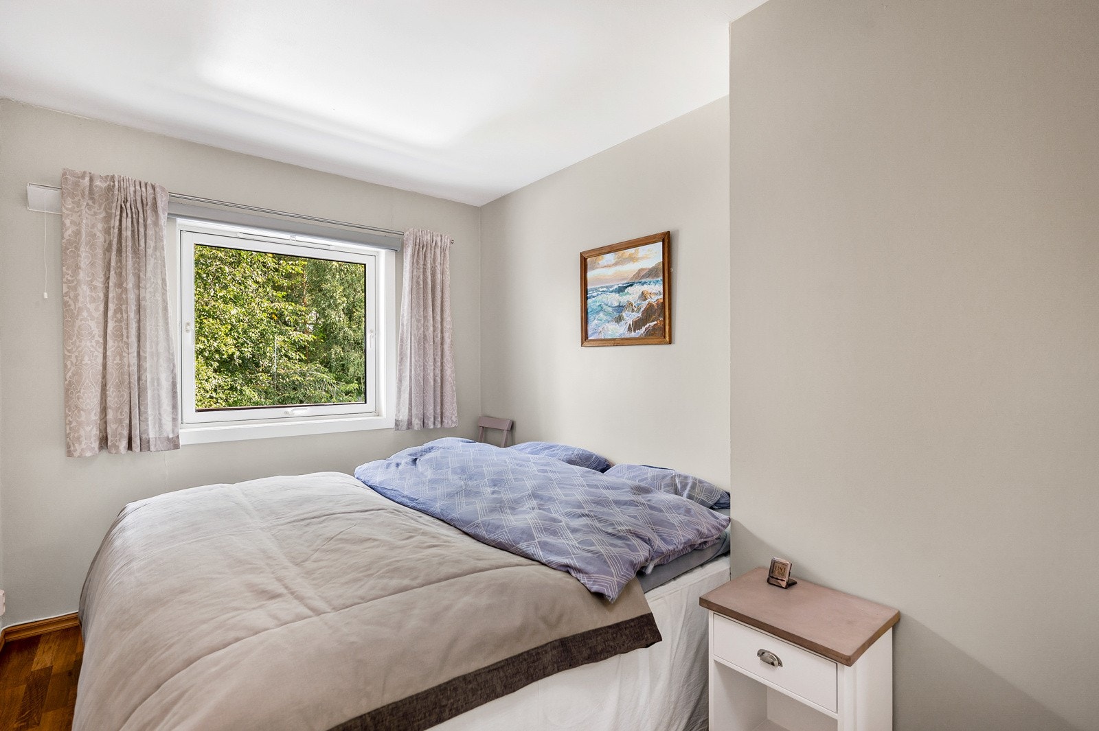 Soverom 1 med god plass til dobbeltseng. Galleribilde