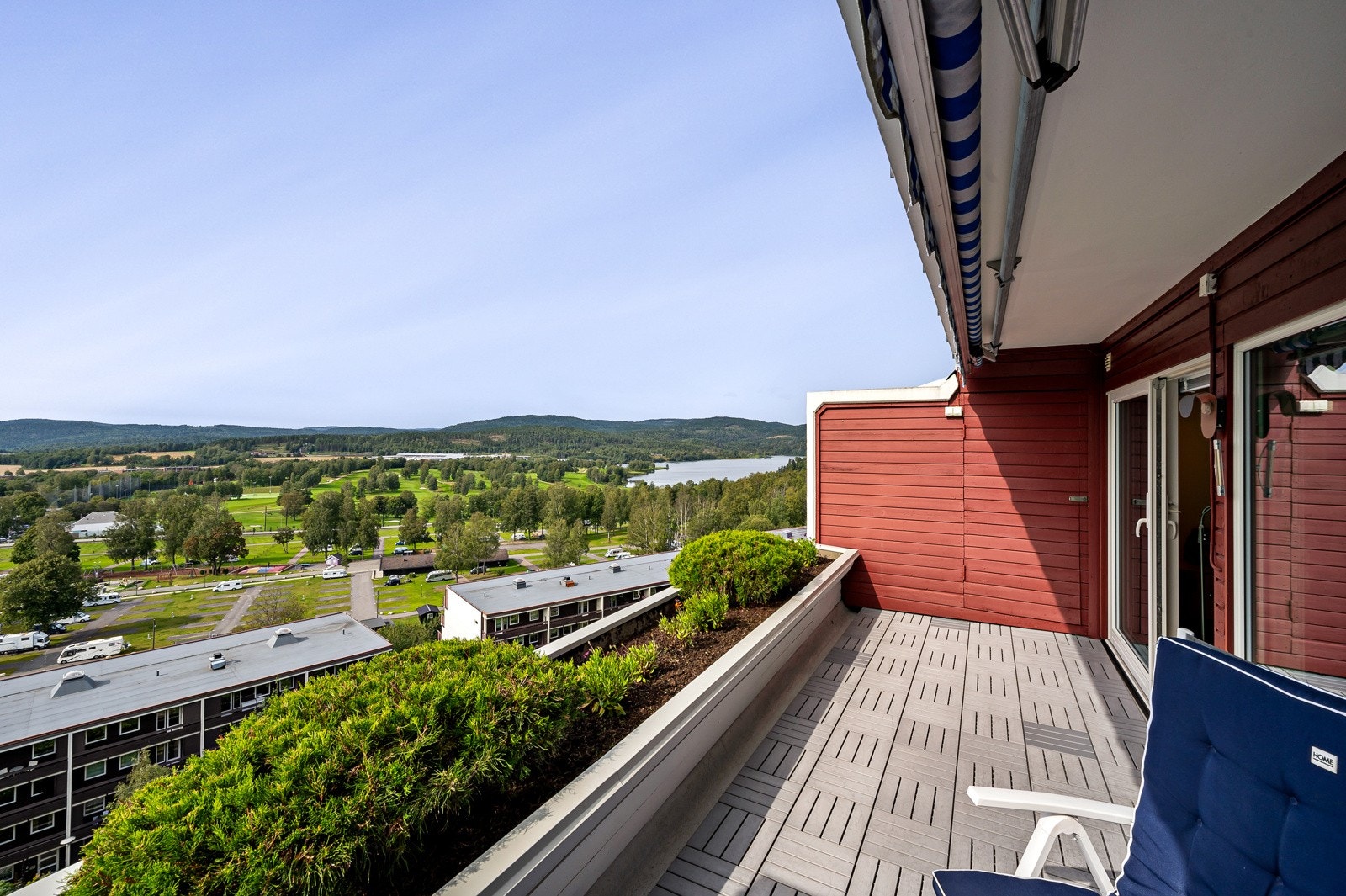 Vestvendt terrasse med gode grillmuligheter med plass til møblement og grill. Det er også tilknyttet bod. Terrassen har vidstrakt, vakker utsikt og sol til langt på kveld. Galleribilde