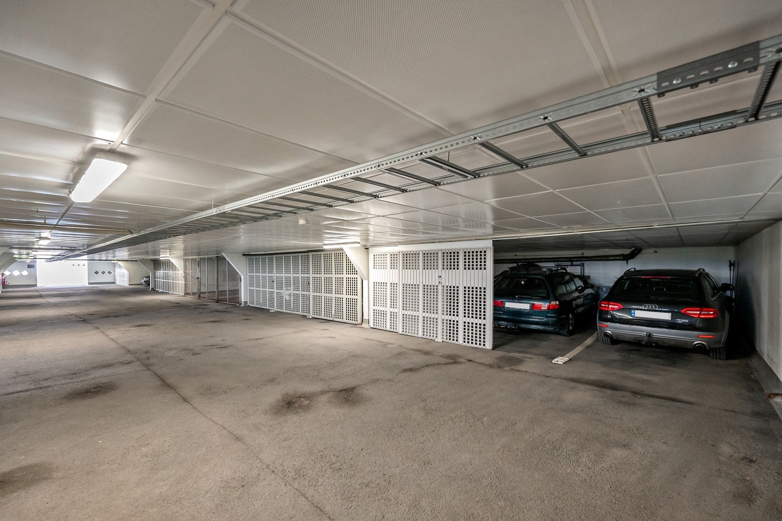 Leiligheten disponerer en garasjeplass i felles garasjeanlegg. Det er tilrettelagt for montering av elbillader. Galleribilde