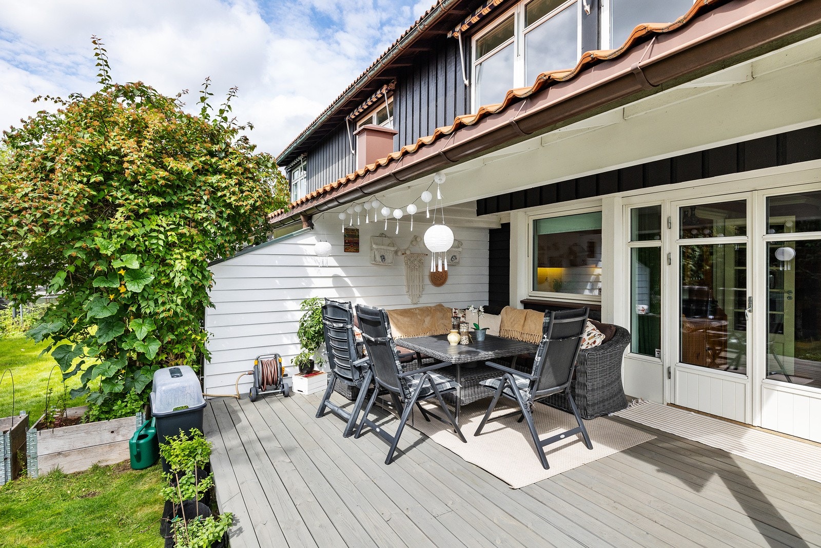 Her har du god plass til en sittegruppe, grill, og dekorative planter! Galleribilde