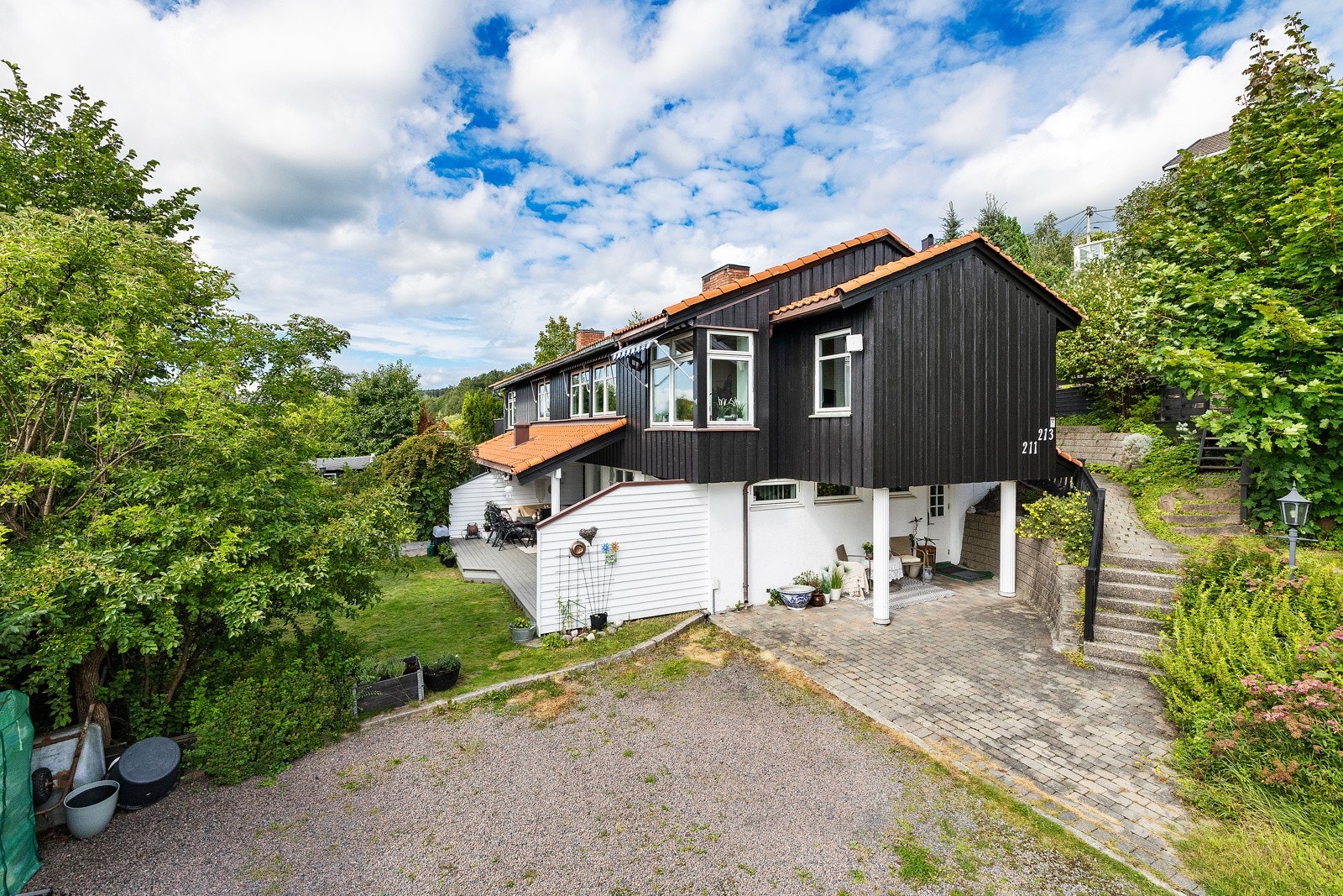 En vertikaldelt del av tomannsbolig med flott utsikt, skjermet hage og to garasjeplasser! Galleribilde