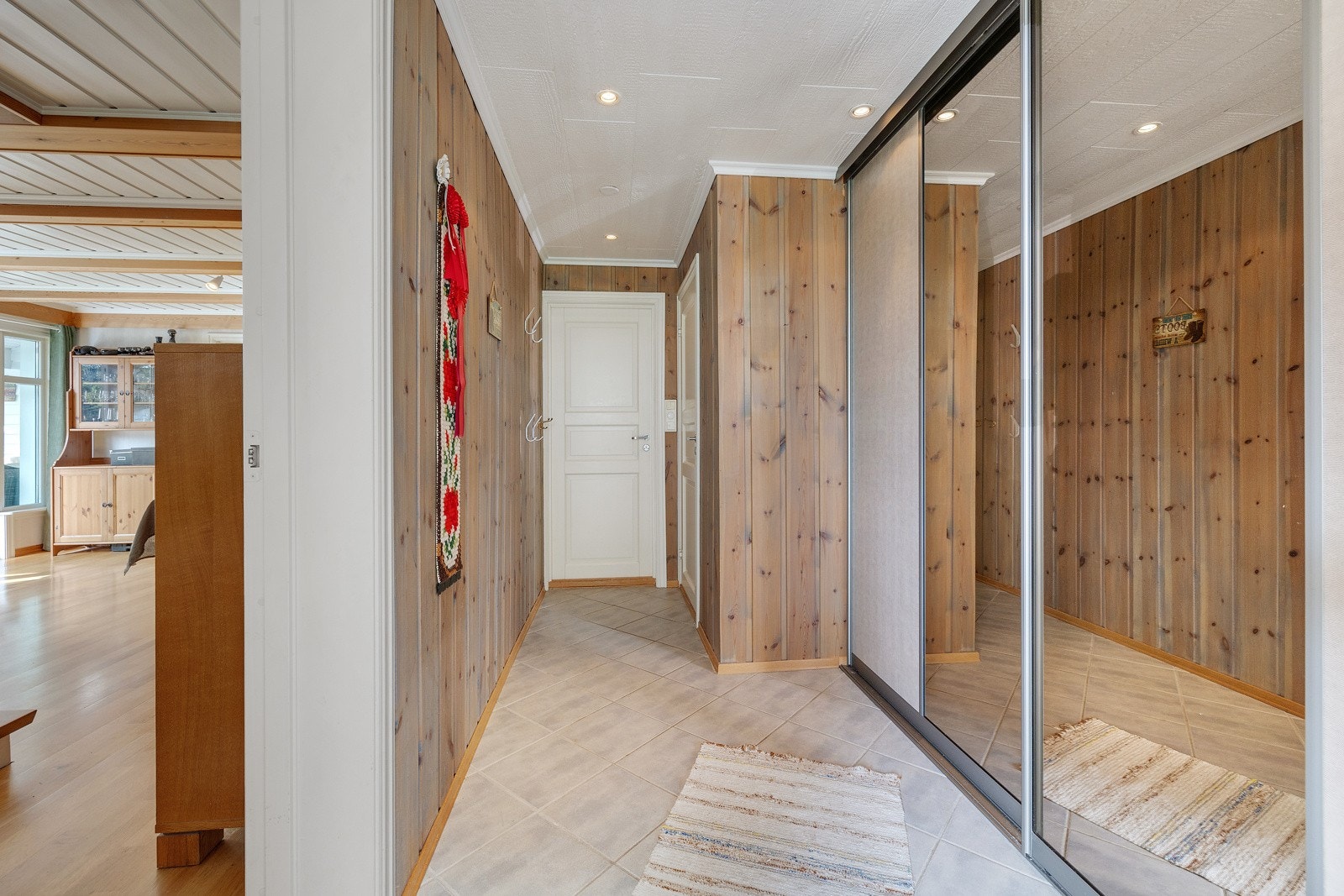 Velkommen inn! Romslig entré med flislagt gulv med behagelig varme og downlights i himling. Galleribilde