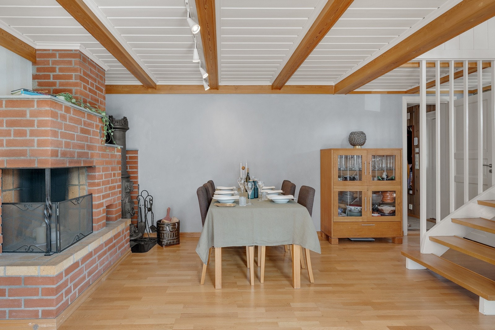 Det er naturlig plass til både spisegruppe, sofa og TV med tilhørende møblement. Galleribilde