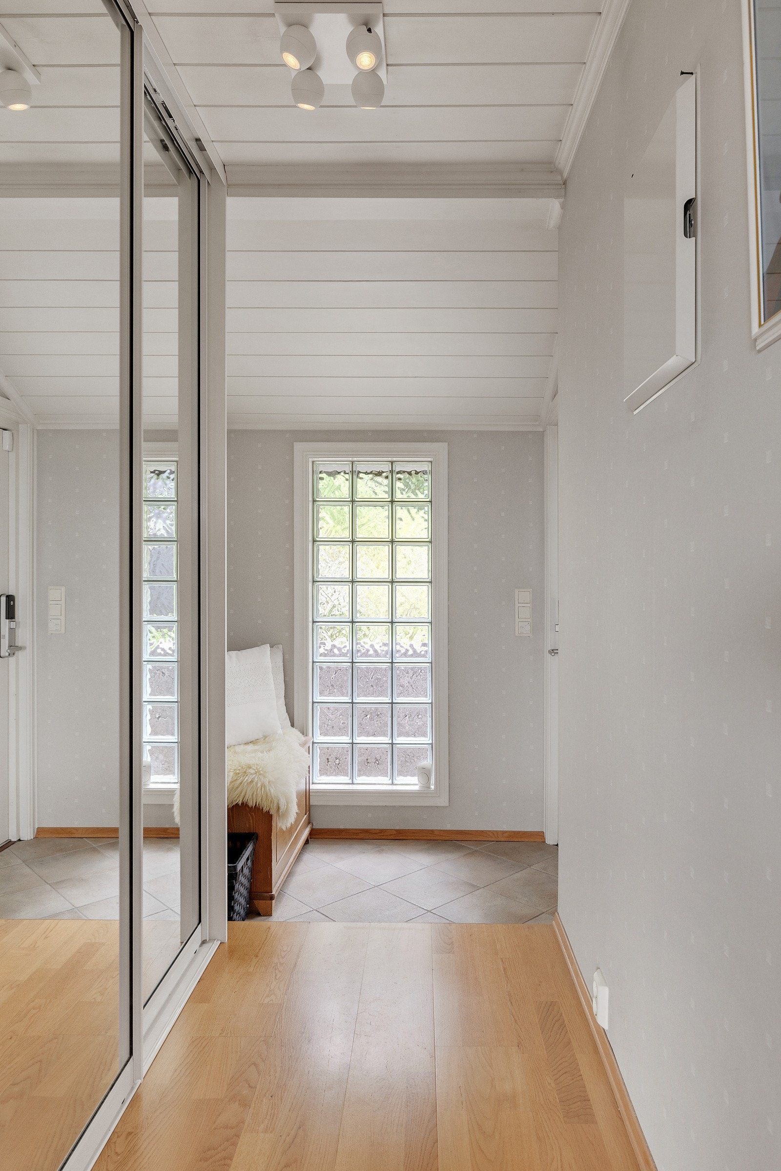 For å ta deg til andre etasje kan du benytte trappen, eller etasjens egne entré. Galleribilde