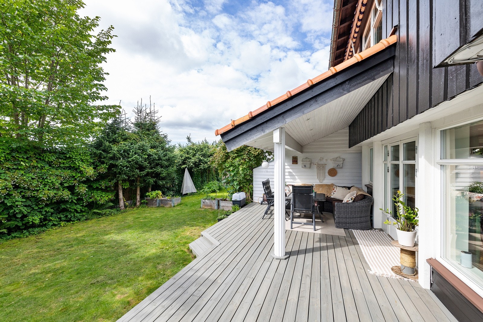 Fra stuen er det utgang fra til en skjermet markterrasse på 31 m². Galleribilde