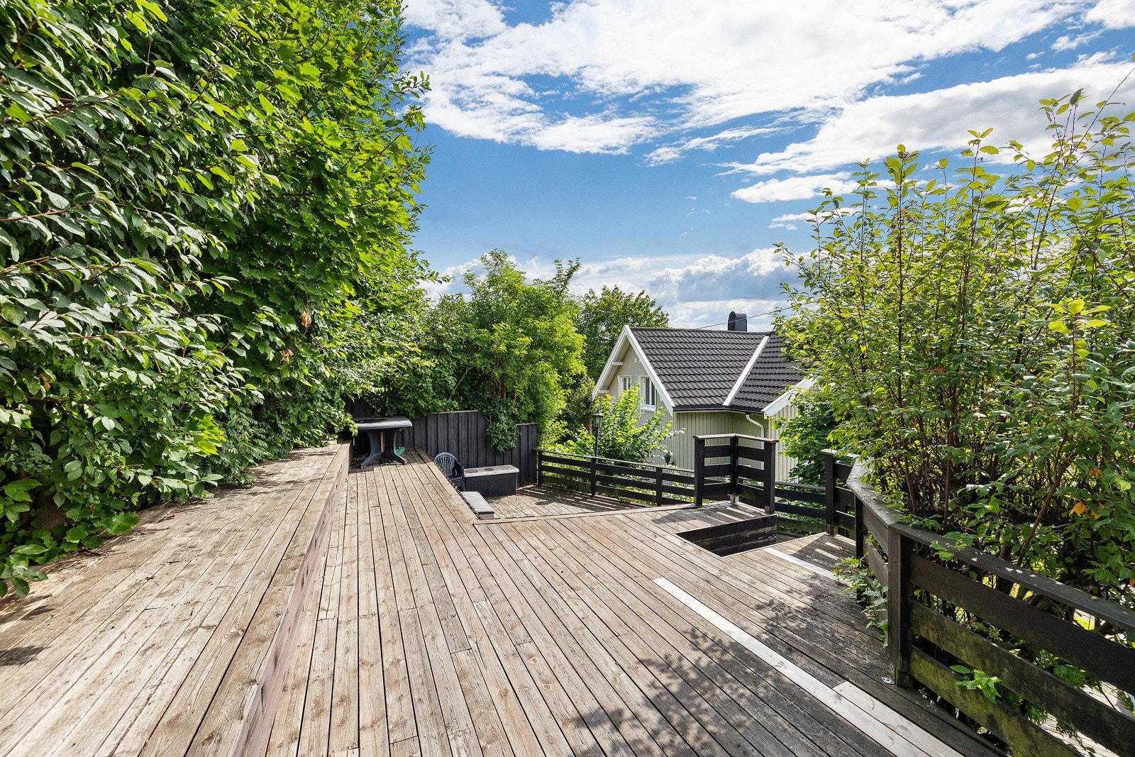 Terrassen går over 2 plan og er på 50 m². Galleribilde